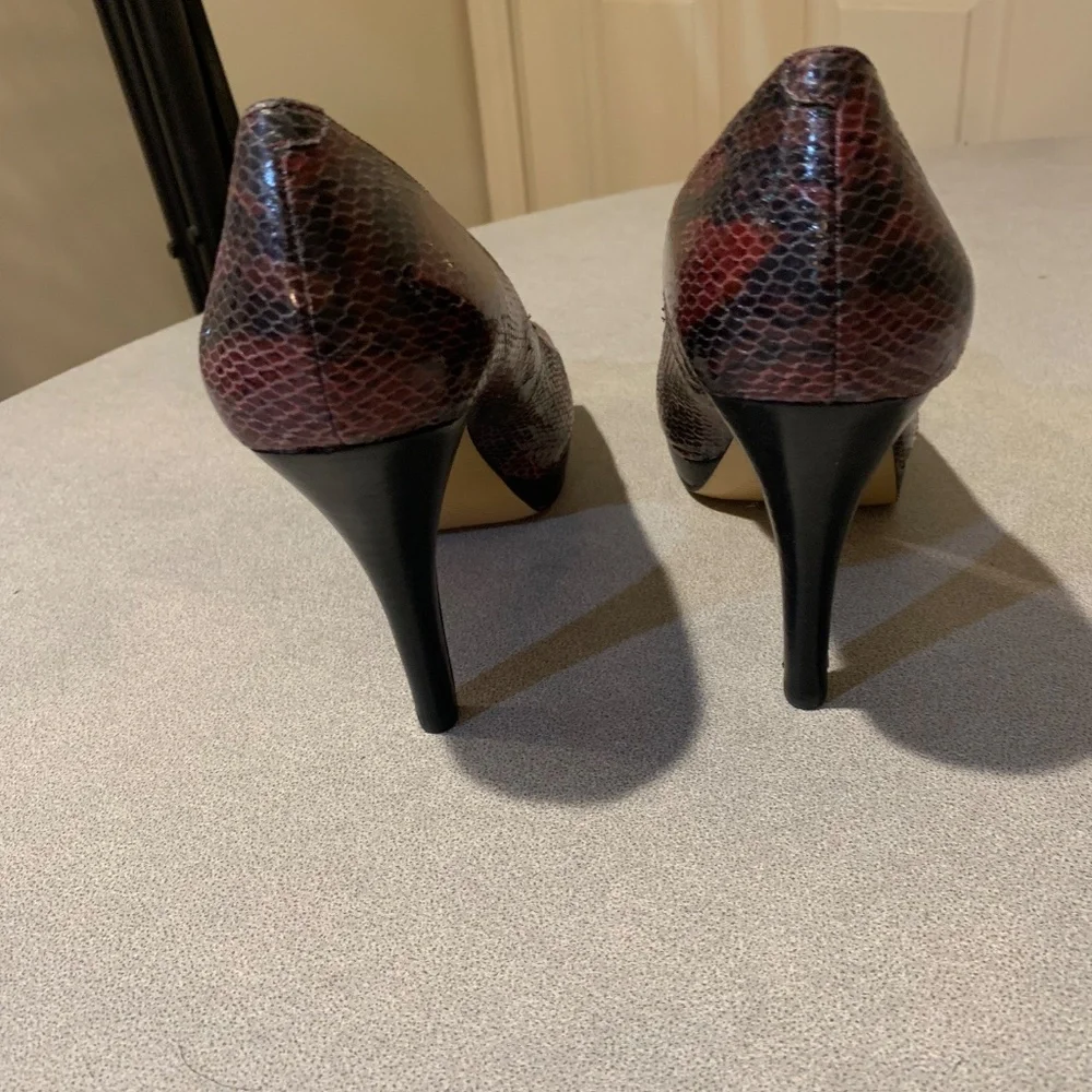 NWOB Burgundy/Black Snakeprint Leather Platform Pumps sz 8.5 M